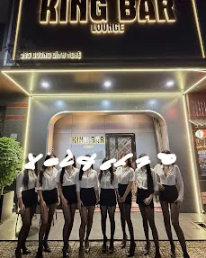 다낭 킹 바 1층 바 테이블과 조명