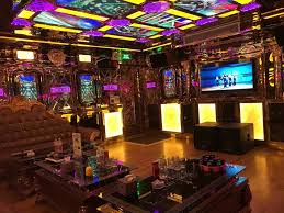다낭 벤츠 가라오케 로컬 KTV 스타일 인테리어와 좌석